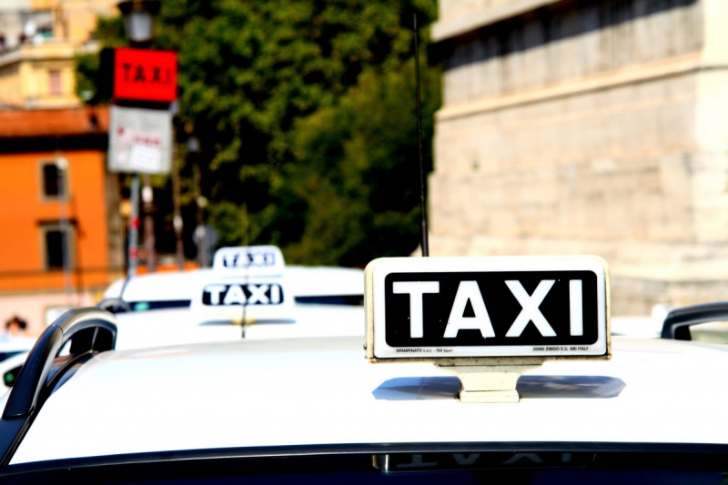 taxis-ROCBARON-min_taxi_auto_rome_road_white-1051610